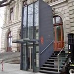 Zpřístupnění památkově chráněné budovy Grand Théâtre v Ženevě pomocí venkovního výtahu u bočního vchodu (CH). 