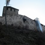 Zpřístupnění objektu hradu Hohenklingen, Stein am Rhein, pomocí přístavby venkovního proskleného výtahu. Jedná se o památkově chráněný objekt