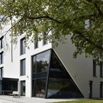 Základní umělecká škola Karla Malicha v Holicích. Uprostřed osluněné stěny jsou velké prosklené plochy umožňující maximální solární zisky. Nad vchodem na fasádě visí plastika Karla Malicha – místního světoznámého rodáka