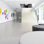 Po vzoru grafik Karla Malicha jsou ve foyer navrženy i sedací taburety. Foyer slouží mimo jiné jako důstojný prostor pro čekající rodiče