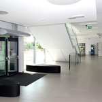 Vchod do budovy v interiéru foyer chrání teplovzdušná clona