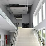 V nejvyšším podlaží foyer visí nad schodištěm plastika Karla Malicha