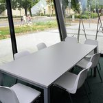 Malá zasedací místnost v přízemí na jižní straně budovy. Poskytuje přímý vizuální kontakt s děním na ulici. Podle slov Dalibora Boráka je tento důležitý architektonický prvek jediným ústupkem principům pasivním výstavby. Prosklená stěna je šikmá a není stíněna.