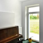 Učebna pro individuální hudební výuku. Učebny jsou vytápěny teplovodním systémem s malými radiátory