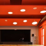 Víceúčelový sál pod střechou budovy, umožňuje klasické divadelní i arénové uspořádání