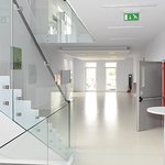 Foyer ve 3. NP před vstupem do velkého sálu. Nachází se zde první ze dvou barů foyer