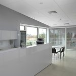 Bar má akustický podhled s designovým osvětlením