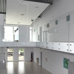 Záběr ze schodiště na oba bary. Zajímavostí jsou designové stojany na hasicí přístroje (v pravém dolním rohu) dle návrhu architektonického ateliéru