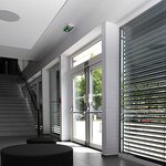 Okna na západní, jižní a východní fasádě jsou opatřena stíněním zapojeným do regulace vytápění v budově. Žaluzie reagují nejen na míru oslunění a sílu větru, ale také na okamžitou potřebu zvýšení nebo snížení tepelných zisků v systému teplovzdušného vytápění