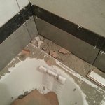 Nová vana osazená před lepením obkladu není chráněna proti poškození, navíc míra zašpinění staveniště je extrémní.