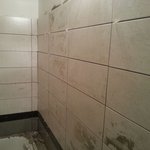 Obklady jsou v celém rozsahu velice zašpiněné. Znečištění již nemusí být beze zbytku odstranitelné.