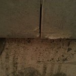 Založení obkladu v úrovni druhé řady (nad budoucí listelou u podlahy) je již s chybou – není v přímce.