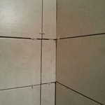 Kout nad vanou s nulovou tloušťkou spáry, poškozený a zašpiněný materiál, neprůběžné spáry.