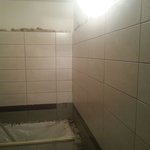 Stav po prvním dnu práce na obkladu novou firmou. Na první pohled je kvalita prací a čistota staveniště na zcela jiné úrovni.