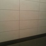 Spáry jsou průběžné a mají konstantní tloušťku i při nekalibrovaných obkladačkách. Listely jsou vyráběny na profesionální řezačce.