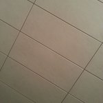 Obklad je dokonale čistý, spáry jsou zcela volné a připraveny pro spárování.
