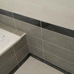 Koupelna ve fázi spárování. Na rohy byly použity standardní plastové tvarovky.
