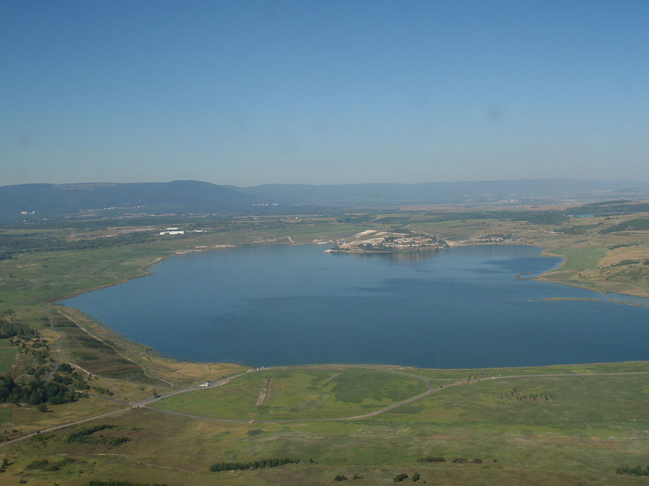 „19.8.12 Hnevin Mostecke jezero“ od Cool3d – Vlastní dílo. Licencováno pod CC BY-SA 3.0 via Wikimedia Commons - https://commons.wikimedia.org/wiki/File:19.8.12_Hnevin_Mostecke_jezero.JPG#/media/File:19.8.12_Hnevin_Mostecke_jezero.JPG