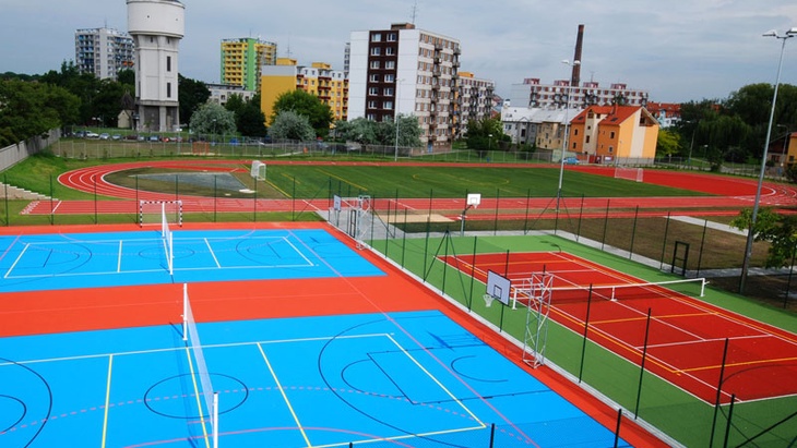 Jaký materiál na povrch sportovního hřiště? Vítězí umělá tráva