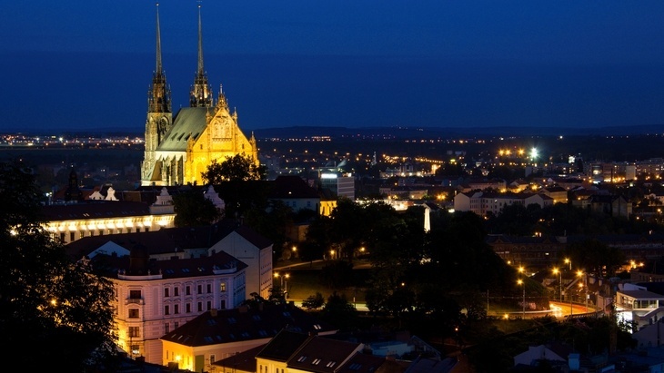 Brno v noci © romanslavik.com - Fotolia.com Archeologové odhalují v centru Brna základy někdejších kasáren