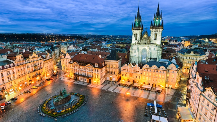 Praha, noční pohled na staroměstské náměstí a panorama