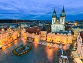 Praha, noční pohled na staroměstské náměstí a panorama