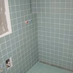 Průběh obkládání koupelny v přízemí - V přízemí jsme zvolili světle zelený skleněný obklad a jako dlažbu bílou skleněnou mozaiku