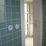 Vzhled koupelny v přízemí po jejím dokončení a vybavení sanitárním mobiliářem - Koupelna v přízemí je skutečně miniaturní, zabírá plochu o pouhých 2,5 m².