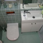 Průběh obkládání koupelny v přízemí - Koupelna v přízemí je skutečně miniaturní, zabírá plochu o pouhých 2,5 m².
