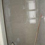 Průběh obkládání koupelny v I. patře - V I. patře jsme pro obklad stěn zvolili skleněné obkladačky v bílé barvě, na podlaze je tatáž skleněná dlažba, jako v přízemí.