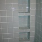 Detail „skleněné“ niky v koupelně v I. patře - Při zdění nové příčky mezi WC a koupelnou jsme nechali vybudovat i tuto velkou praktickou niku na odkládání sprchových gelů a šampónů.