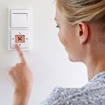Audiotelefon s dislejem sladěný s designem vypínačů a zásuvek? Žádný problém. Vyberte si z 9 designových řad ABB s.r.o., Elektro-Praga. Můžete mluvit, otvírat dveře i spínat osvětlení najednou. A bez sluchátka.