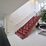 Technický kámen využítý pro netradiční vzhled a snadnou údržbu na schodiště v hotelu (zdroj: Technistone a. s.)
