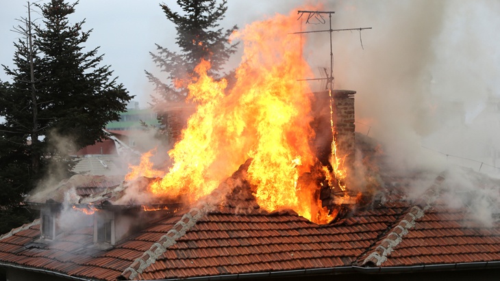 Závady na komínech a jejich důsledky - často jde o život