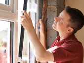 Bezpečná a rychlá montáž předsazených oken do stavebního otvoru u hrany ostění