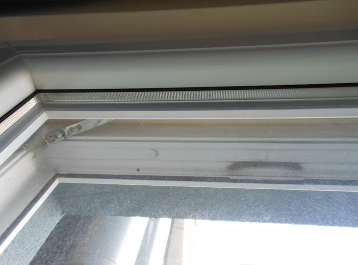 Neodborná úprava pro zajištění přívodu vzduchu oknem – vyřezání těsnění, viditelné znečištění prachem v této štěrbině (autor)