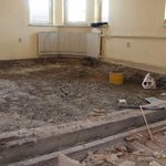 Demontovaná, poničená podlaha rodinného domu po havárii vodovodního potrubí