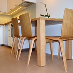 Detailní pohled na jídelní stůl a židle od firmy TON