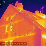 Ukázka termovizního snímku budovy. Světlé body označují úniky tepla.