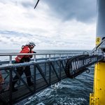 Pětadvacet metrů dlouhá lávka spojující loď s turbínou je vybavena hydraulickou stabilizací, jež dokáže vyrovnávat pohyb lodi i při 2,5 metrů vysokých vlnách a udržet ji v konstantní poloze vůči elektrárně. Foto Siemens