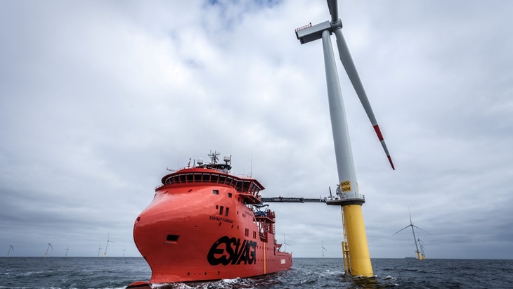 Nejen lávka, ale i samotná loď je vybavena pohony, které ji dokážou udržet bezpečně „zaparkovanou“ na daném místě i za silného větru. Foto Siemens