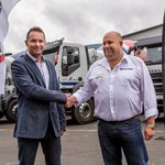 Manažer prodeje a logistiky betonu ze společnosti CEMEX Czech Republic Jaroslav Kobierski přebírá autodomíchávače od Richarda Polcara, prodejce vozidel IVECO ze společnosti AUTO HELUS v pobočce v Kaznějově.