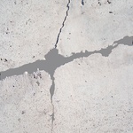 Při opravách prasklin a trhlin ve stěnách, stropech nebo podlahách se dají s hmotou vyrovnat trhliny o velikosti 5 až 50 mm. Malta se navíc výborně hodí i pro opravy betonových prvků - například schodišťových hran nebo rohů stěn.