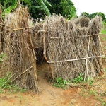 Typ Basic je jednoduchá dřevěná konstrukce, která je pak vyplněná suchou trávou a v jedné stěně zůstane otvor, který slouží jako dveře. I taková jednoduchá konstrukce může značně zlepšit zdraví celé vesnice.Foto: Archiv Jana Faltuse