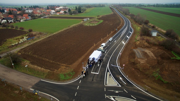 Zástupci Amazonu a Panattoni Europe otevřeli obchvat kolem středočeské Dobrovíze