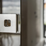 Designová mušle pro skleněné posuvné dveře, zdroj: TWIN s.r.o.