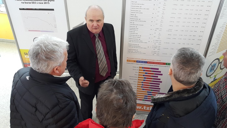 Jan Schindler odpovídá na dotazy návštěvníkům na Infotherma 2016 v Ostravě, foto: Jiří Zilvar - redakce TZB-info Kotlíková dotace – 15 nejčastějších dotazů na Ministerstvo životního prostředí
