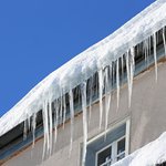 3 - Tíha sněhu a ledu neohrožuje jen krytinu a chodce, může způsobit i poškození okapových žlabů. © Kara - Fotolia.com