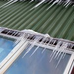 5. Zalednění se vyskytuje pod rovinou krytiny, ale často také v úrovni pojistné hydroizolace a větrané vzduchové vrstvy. Může jít o vodu zatečenou nebo zkondenzovanou ve vzduchové vrstvě. © Mikael Damkier - Fotolia.com