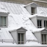 6 - Příklad nevhodného členění střechy pro horské oblasti. Sesouvající se masy sněhu rapidně zkracují živostnost klempířských detailů u vikýřů. © bruno135_406 - Fotolia.com